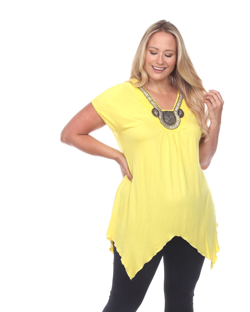 Front of a model wearing a size 1X Fenella Tunic Top in Yellow by White Mark. | dia_product_style_image_id:257308